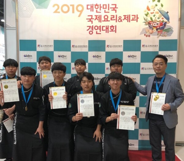 최우수상과 금상을 수상한 신성대 오승우 교수와 학생들