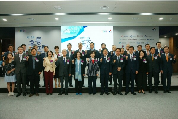 서울과학기술대학교(총장 김종호, 이하 서울과기대)는 5월 29일, ‘홍릉 글로벌 연구개발특구 조성 전략’이라는 주제로 제13회 홍릉포럼을 테크노큐브동 큐브홀에서 개최했다. (사진: 서울과기대 제공)