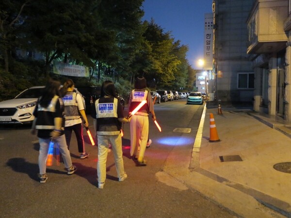 가천대학교(총장 이길여) 경찰·안보학과 학생들이 자발적으로 대학이 위치한 성남시 수정구 복정동 야간 순찰에 나서고 있다. (사진: 가천대 제공)
