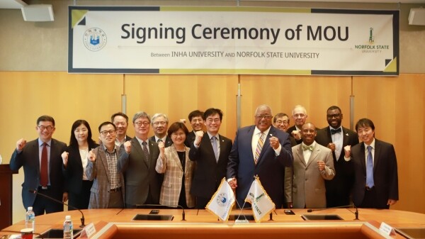 지난 27일 인하대 정석학술정보관에서 인하대와 노퍽주립대 관계자들이 우주탐사 분야 공동 연구를 위한 양해각서를 체결하고 기념촬영을 하고 있다.