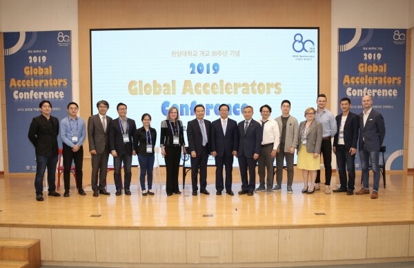 한양대학교(총장 김우승)가 30일 서울 성동구 서울캠퍼스에서 북미·유럽·아시아 등 글로벌 액셀러레이터 11개 사(社)와 국내 유망 스타트업의 해외진출 지원을 위한 업무협약(MOU)을 체결했다. (사진: 한양대 제공)