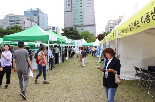 성결대학교(총장 윤동철) 대학일자리센터가 5월 30일 안양시의회 앞 잔디광장에서 안양시와 함께 공동으로 주관한 ‘2019 안양시 취업박람회’를 성황리에 마쳤다. (사진: 성결대 제공)