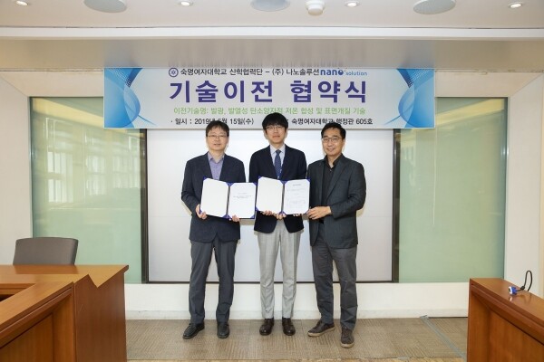 (왼쪽부터) 설원식 산학협력단장, 권우성 화공생명공학부 교수, 김형열 (주)나노솔루션 대표