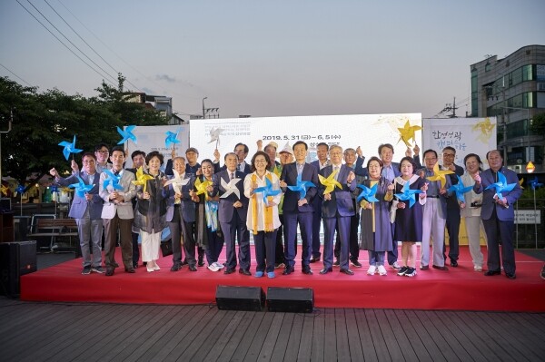 한성대학교(총장 이상한)는 5월 31일부터 6월 5일까지 서울 성북구 삼선동 일대에서 지역문화예술축제 ‘삼선유람’을 개최한다. '삼선유람' 개막식에서 유승희 국회의원(왼쪽에서 7번째), 이승로 성북구청장(8번째), 이상한 총장(9번쨰)의 모습. (사진: 한성대 제공)