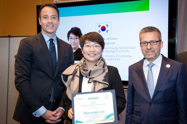 명지대학교(총장 유병진) 건축학부 이명주 교수가 5월 28일부터 29일까지 캐나다 벤쿠버에서 개최된 ‘제4차 미션이노베이션 장관회의(MI-4)’에서 ‘미션이노베이션 챔피언’을 수상했다. (사진: 명지대 제공)