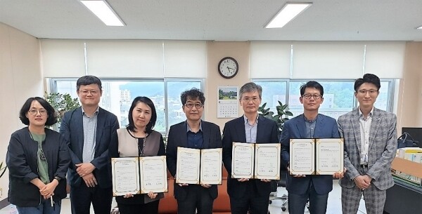 건국대학교(총장 민상기) 인문한국플러스(HK+)사업단(단장 신인섭) 모빌리티인문학 연구원과 산하기관 HK+모빌리티 인문교양센터는 지난 6월 1일 순천대에서 한국일본어문학회(회장 조래철)와 공동 학술연구 및 인문강좌 개발 및 교육 협력을 위한 MOU를 체결했다. (사진: 건국대 제공)