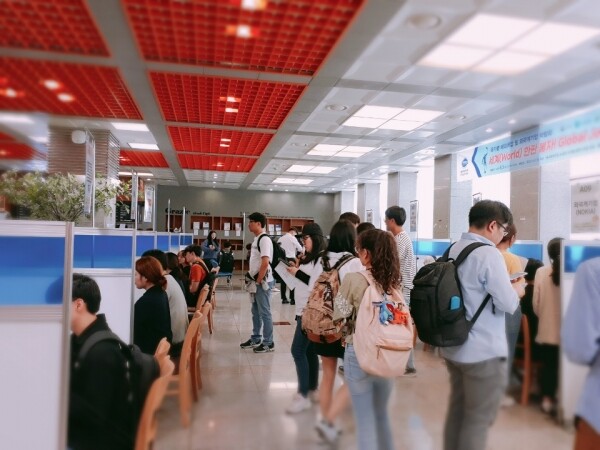 대진대학교(총장 이면재) 대학일자리센터는 6월 5일 중앙도서관 1층 로비에서 해외취업박람회 ‘세계(World)한판 붙자! Global Job Festival’을 개최했다. (사진: 대진대 제공)