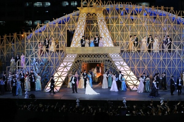 8일 서울 성동구 서울캠퍼스에서 열린 야외오페라 '라 트라비아타'에 출연한 성악가들이 노래를 하고 있다. 오페라는 6일부터 사흘간 열렸고, 총 6천명의 관객이 관람했다. (사진: 한양대 제공)