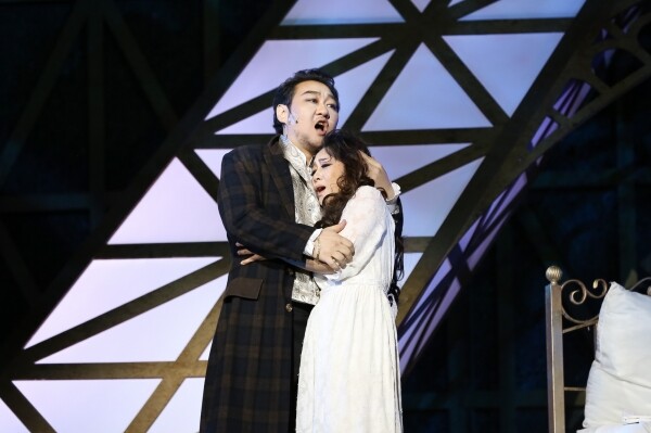 8일 서울 성동구 서울캠퍼스에서 열린 야외오페라 '라 트라비아타'의 주역을 맡은 김우경 교수(왼쪽)와 캐슬린 김 교수가 연기를 하고 있다.