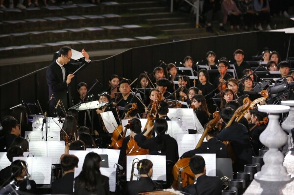 8일 서울 성동구 서울캠퍼스에서 열린 야외오페라 '라 트라비아타'에서 최희준 교수(왼쪽 상단)가 한양 필하모닉오케스트라를 지휘하고 있다.