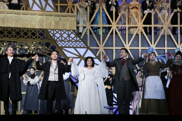 8일 서울 성동구 서울캠퍼스에서 열린 야외오페라 '라 트라비아타'의 출연진들이 관객을 향해 인사하고 있다. (사진: 한양대 제공)