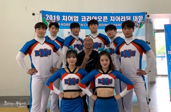 강원대학교(총장 김헌영) 삼척캠퍼스 KNU치어리딩 아카데미 센터(센터장 김진국) 대학부 교육생이 6월 8일 서울 SK올림픽핸드볼경기장에서 개최한 ‘2019 치어업 코리아 오픈 치어리딩 대회’에 참가해 대거 입상하는 쾌거를 거뒀다. (사진: 강원대 제공)