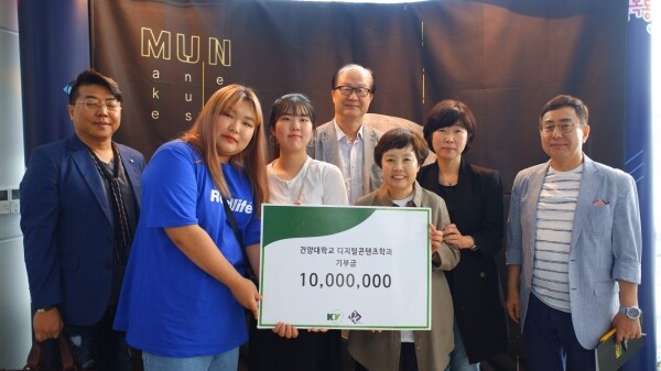 제자들을 위해 1000만원을 기부한 구수경 전 교수(오른쪽부터 세번째)