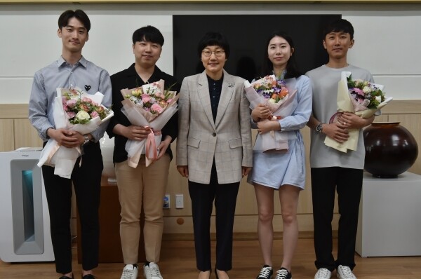 축하간담회에 참석한 조선대 홍성금 총장직무대리(왼쪽에서 세번째)와 지역인재 7급 공무원 합격자들.