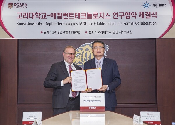 애질런트테크놀로지스 Mike McMullan 대표(좌)와 고려대학교 이진한 연구부총장(우)이 6월 11일(화) 고려대 본관에서 연구협약을 체결하고 있다. (사진: 고려대 제공)