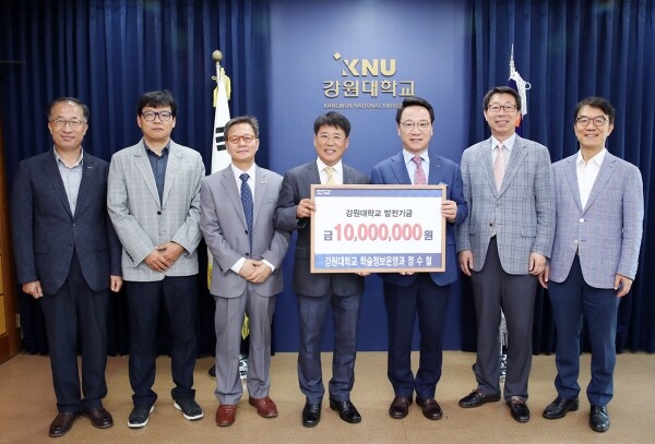 강원대학교(총장 김헌영) 도서관 학술정보운영과 정수철 팀장이 6월 12일 대학발전기금 1000만 원을 기탁했다. (사진: 강원대 제공)
