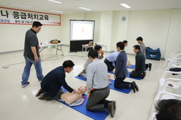 가천대 교직원 응급처치교육에서 직원들이 심폐소생술 교육을 받고 있다. (사진: 가천대 제공)