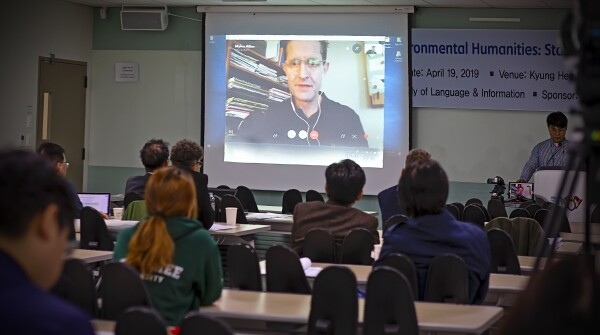 마일스 앨런 교수도 화상 통화로 심포지엄에 참여했다. 앨런 교수는 “지구온난화의 피해는 선진국보다 후발주자들에게 크게 나타나며, 세대간의 갈등도 일으킨다”며 기후변화의 심각성을 강조했다. (사진: 경희대 제공)