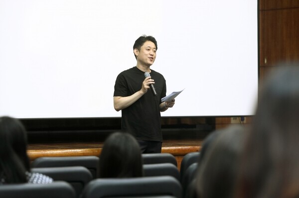 서울여자대학교(총장 전혜정) 산학협력단(단장 허종호 교수)은 6월 13일 서울시 노원구 서울여대 바롬인성교육관 국제회의실에서 허종호 영화감독을 초청해 ‘영화를 만든다는 것’을 주제로 창업CEO 특강을 개최했다. (사진: 서울여대 제공)