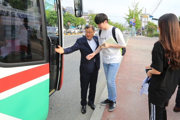 통학버스에 승차하는 학생과 인사를 나누는 박맹수 총장
