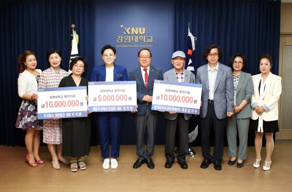 한국타이어 춘천판매㈜ 임기수 대표가 팔순을 맞아 6월 18일 강원대학교(총장 김헌영) 발전기금으로 1000만 원을 쾌척했다. (사진: 강원대 제공)