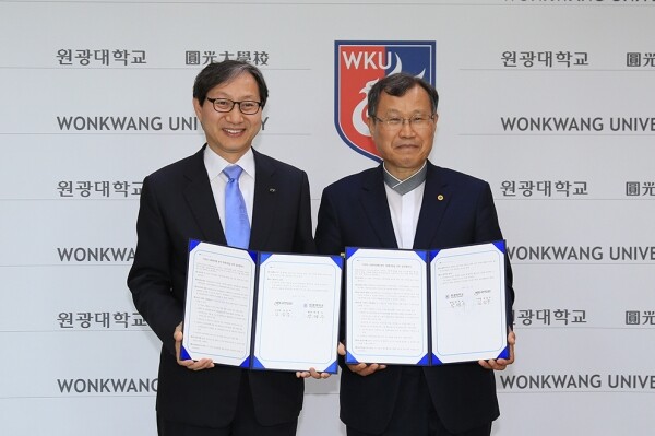 지역의 사회적경제 연계사업을 위한 업무협약을 체결한 박맹수 총장(오른쪽)과 김성주 이사장