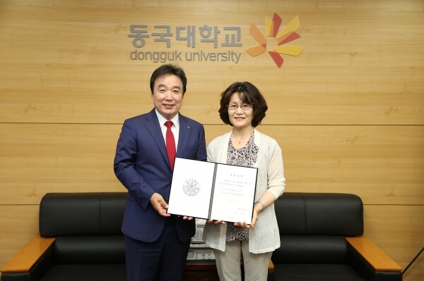 동국대학교(총장 윤성이) 최정선 동문(문화예술대학원 문예창작학과 2014년 졸업)이 지난 17일 윤성이 총장을 찾아 장학금 1억 원을 전달했다. (사진: 동국대 제공)