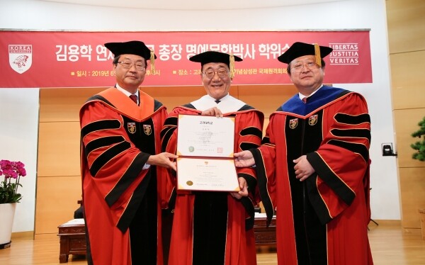 (왼쪽부터) 정진택 고려대 총장, 김용학 연세대 총장, 최흥석 고려대 대학원장 (사진: 고려대 제공)