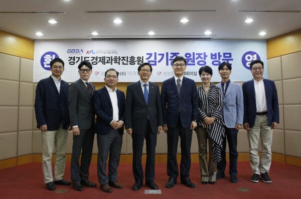 경기도경제과학진흥원(원장 김기준, 이하 경과원) 원장이 경기도 내 중소기업의 지원을 위한 산학연 협력방안을 모색하고자 6월 19일 관계자들과 함께 한국산업기술대학교(총장 안현호, 이하 산기대)를 방문했다. (사진: 산기대 제공)