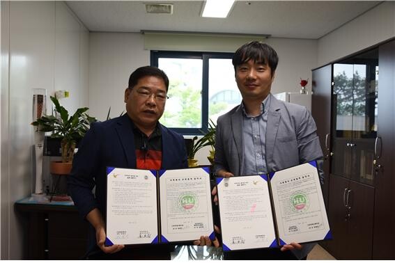 호원대와 지역사회봉사협약을 맺은 고창장애인복지관 정종만 관장(왼쪽)과 건강강좌를 진행한 호원대 김진영 교수