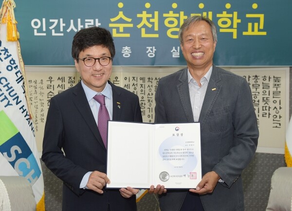 서교일 총장(사진 왼쪽)이 스포츠과학과 이광수 교수(사진 오른쪽)에게 보건복지부장관 표창장을 전수하고 있다.
