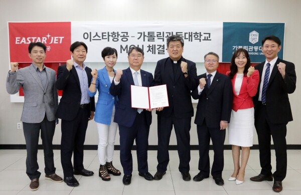 가톨릭관동대학교(총장 황창희)와 이스타항공은 6월 20일 서울시 강서구에 위치한 이스타항공 본사에서 양측의 공동 발전을 위한 산학협력 협약을 체결했다. (사진: 가톨릭관동대 제공)