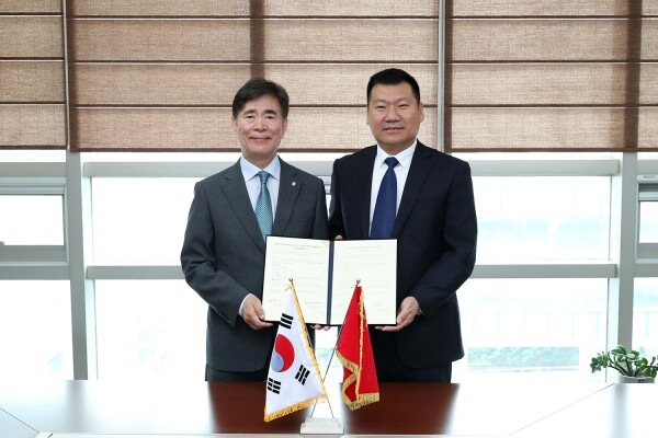 한석정 동아대 총장(왼쪽)과 쪼우순 중국 청도농업대학 해도학원장이 협정서를 들고 기념촬영을 하고 있다.