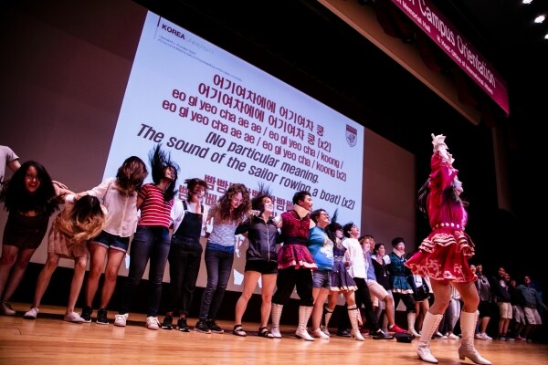2018년 국제하계대학(ISC)에 참여해 응원체험을 하고 있는 학생들 (사진: 고려대 제공)
