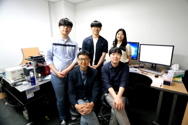 조재흥 교수(앞줄 왼쪽), 서대하 교수(앞줄 오른쪽)와 연구진