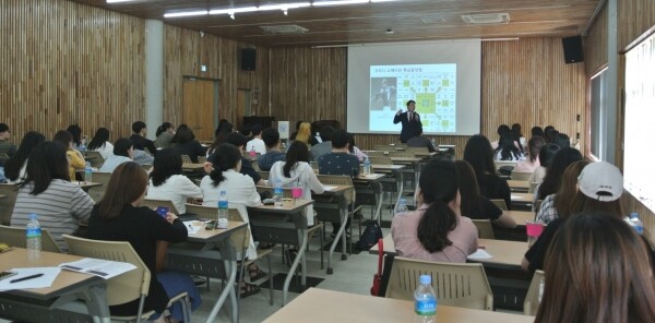 한신대학교(총장 연규홍) 대학일자리센터(센터장 정해득)는 6월 21일 오전 9시 30분부터 늦봄관 다목적실에서 ‘2019년 하계 재학생 직무체험·현장실습 프로그램’의 일환인 ‘사전 직무교육’을 실시했다. (사진: 한신대 제공)