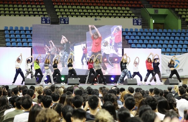 1일 오후 서울 성동구 서울캠퍼스 올림픽체육관에서 열린 ‘2019 한양 국제여름학교’ 입학식에 참석한 외국인 학생들이 공연을 감상하고 있다. 입학식에는 54개국에서 온 1600여명의 외국학생을 포함, 2000여명의 학생들이 참석했다. (사진: 한양대 제공)