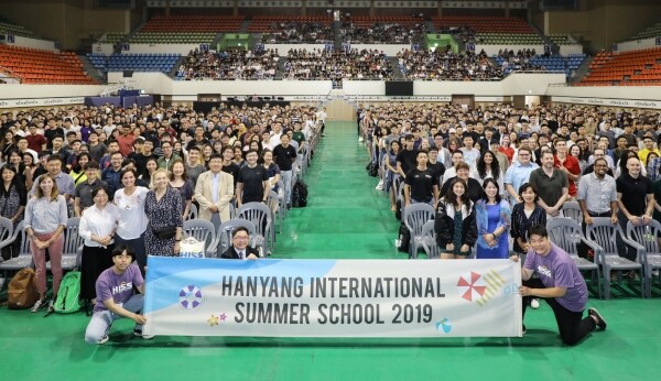 1일 오후 서울 성동구 한양대학교(총장 김우승) 서울캠퍼스 올림픽체육관에서 열린 ‘2019 한양 국제여름학교’ 입학식에 참석한 외국인 학생들이 기념촬영을 하고 있다.  (사진: 한양대 제공)