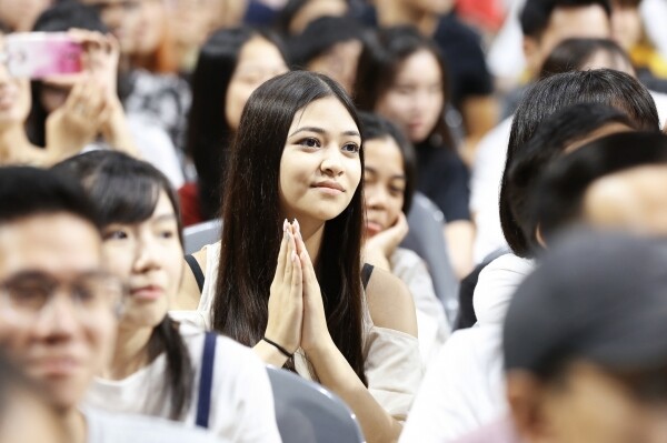 1일 오후 서울 성동구 서울캠퍼스 올림픽체육관에서 열린 ‘2019 한양 국제여름학교’ 입학식에 참석한 외국인 학생들이 최덕균 한양대 부총장의 환영사를 듣고 있다. 입학식에는 54개국에서 온 1600여명의 외국학생을 포함, 2000여명의 학생들이 참석했다. (사진: 한양대 제공)