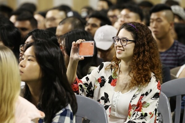 1일 오후 서울 성동구 서울캠퍼스 올림픽체육관에서 열린 ‘2019 한양 국제여름학교’ 입학식에 참석한 외국인 학생들이 축하행사를 관람하고 있다. 입학식에는 54개국에서 온 1600여명의 외국학생을 포함, 2000여명의 학생들이 참석했다. (사진: 한양대 제공)