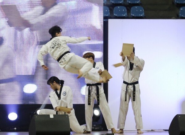 태권도 시범단이 1일 오후 서울 성동구 서울캠퍼스 올림픽체육관에서 열린 ‘2019 한양 국제여름학교’ 입학식에 참석한 외국인 학생들을 위한 공연을 하고 있다. 입학식에는 54개국에서 온 1600여명의 외국학생을 포함, 2000여명의 학생들이 참석했다. (사진: 한양대 제공)