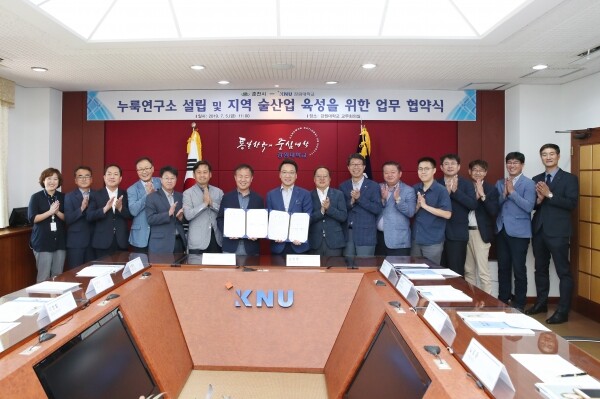 강원대학교(총장 김헌영)와 춘천시(시장 이재수)는 7월 5일 오전 11시 강원대 대학본부 교무회의실에서 전통주 산업 육성기반 조성을 위한 ‘누룩연구소(가칭) 설립’ 업무협약을 체결했다. (사진: 강원대 제공)