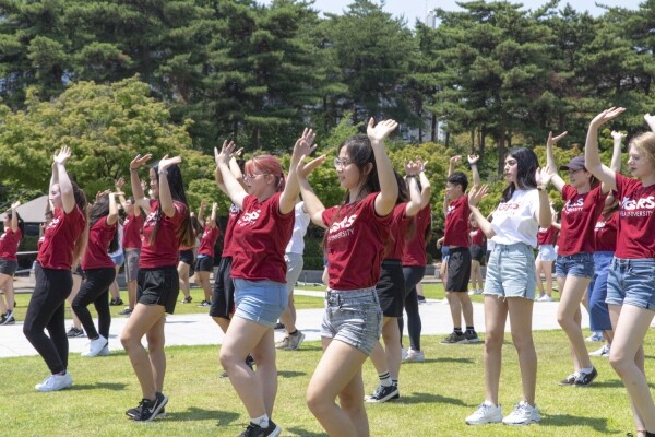 고려대학교 국제하계대학(ICS, International Summer Campus)에 참가한 외국인 학생들이 7월 5일 고려대 중앙광장에서 K-pop “예스 오어 예스”에 맞춰 플래시몹을 진행하고 있다. (사진: 고려대 제공)