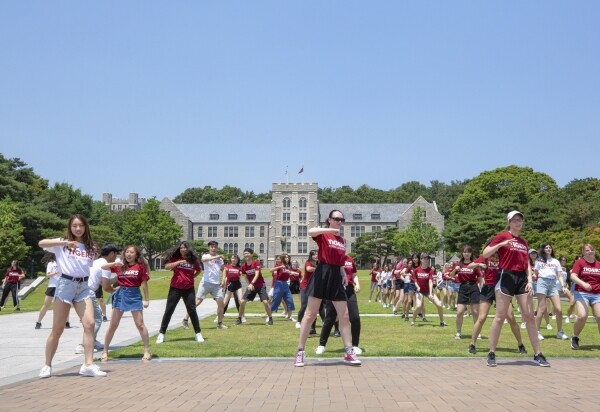 고려대학교 국제하계대학(ICS, International Summer Campus)에 참가한 외국인 학생들이 7월 5일 고려대 중앙광장에서 K-pop “예스 오어 예스”에 맞춰 플래시몹을 진행하고 있다. (사진: 고려대 제공)