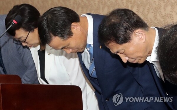 전북대 김동원 총장 등 보직교수들이 9일 기자회견을 열고 이번 사태에 대해 사과했다. (사진: 연합뉴스)