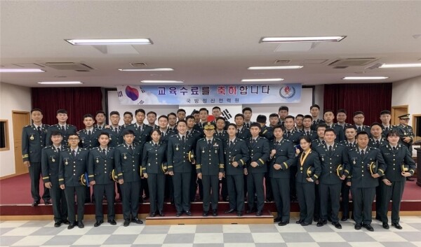 세종대 ROTC 학생들이 하계 전투지휘자훈련 출정식에서 기념촬영을 하고 있다. (사진: 세종대 제공)