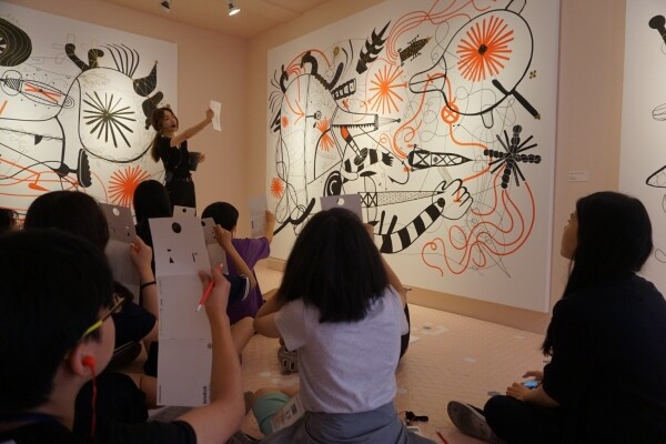 6일 미술관 교육을 위해 서울 종로구 대림미술관을 방문한 ‘서울시-한양대 미술영재교육 지원사업’ 장학생들이 에듀케이터의 설명을 듣고 있다. (사진: 한양대 제공)