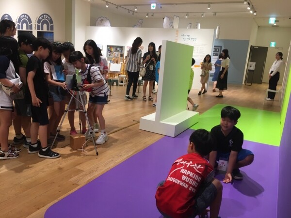 6일 미술관 교육을 위해 경기도 성남시 현대어린이책미술관을 방문한 ‘서울시-한양대 미술영재교육 지원사업’ 장학생들이 가상현실(VR) 프로그램을 체험하고 있다. (사진: 한양대 제공)