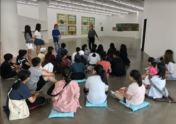 6일 미술관 교육을 위해 서울 종로구 아트선재센터를 방문한 ‘서울시-한양대 미술영재교육 지원사업’ 장학생들이 에듀케이터의 설명을 듣고 있다. (사진: 한양대 제공)