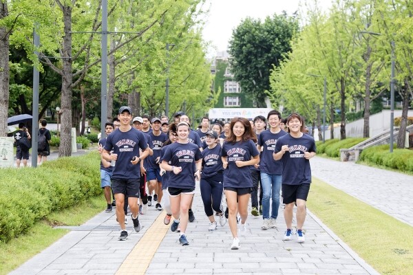 연세대학교(총장 김용학)는 11일 오전 8시 연세대 교원, 연세국제하계대학에 참여한 학생들과 함께 오픈런 행사를 진행했다. (사진: 연세대 제공)